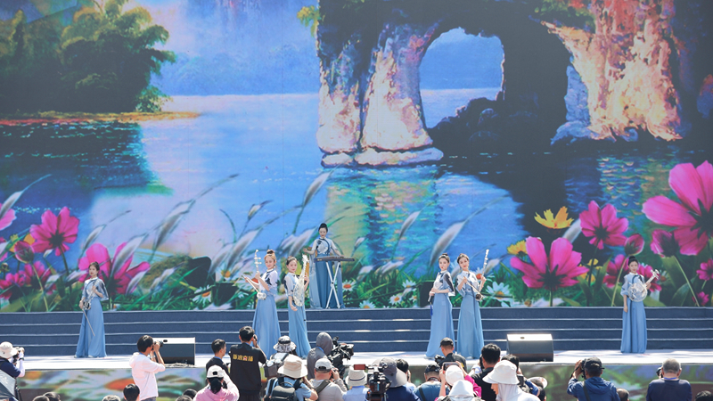花語湖畔、香動凌源 女子水晶樂坊亮相第五屆中國凌源百合節(jié)