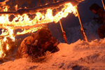 解放軍雪地上鉆火圈爬過(guò)火障