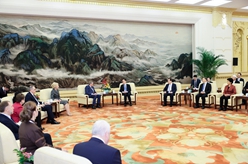 韓正會見中俄友好、和平與發(fā)展委員會第十四次全體會議與會代表