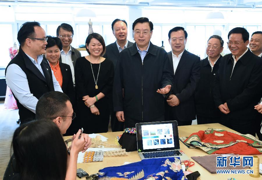 5月8日至11日，中共中央政治局常委、全國人大常委會委員長張德江在浙江調(diào)研。這是5月9日，張德江來到位于嘉興市的雅瑩服裝有限公司，了解公司的服裝設(shè)計、生產(chǎn)和銷售情況。新華社記者 馬占成 攝 