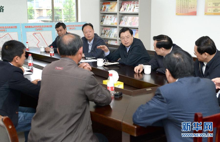 這是5月9日，張德江到湖州市妙西鎮(zhèn)調(diào)研，與基層人大代表座談。新華社記者 馬占成 攝 