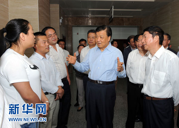 這是7月18日，劉云山在青海省政府行政服務和公共資源交易中心調研。新華社記者 饒愛民 攝