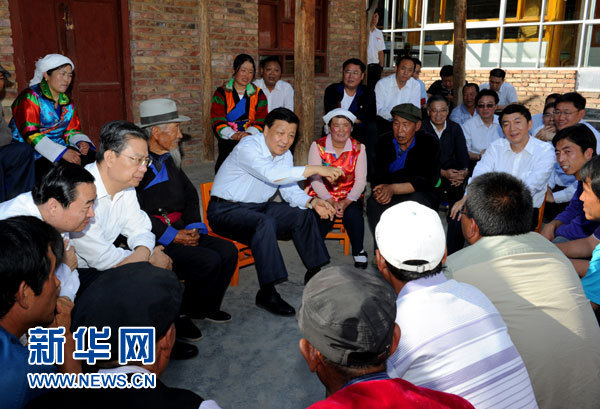 這是7月17日，劉云山在海東市互助土族自治縣東山鄉(xiāng)白牙合村同基層干部群眾座談。新華社記者 饒愛民 攝 