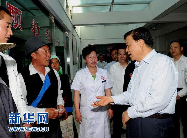 這是7月17日，劉云山在海東市互助土族自治縣中醫(yī)院調研。新華社記者 饒愛民 攝