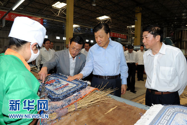 這是7月18日，劉云山在青海藏羊地毯集團有限公司調研。新華社記者 饒愛民 攝