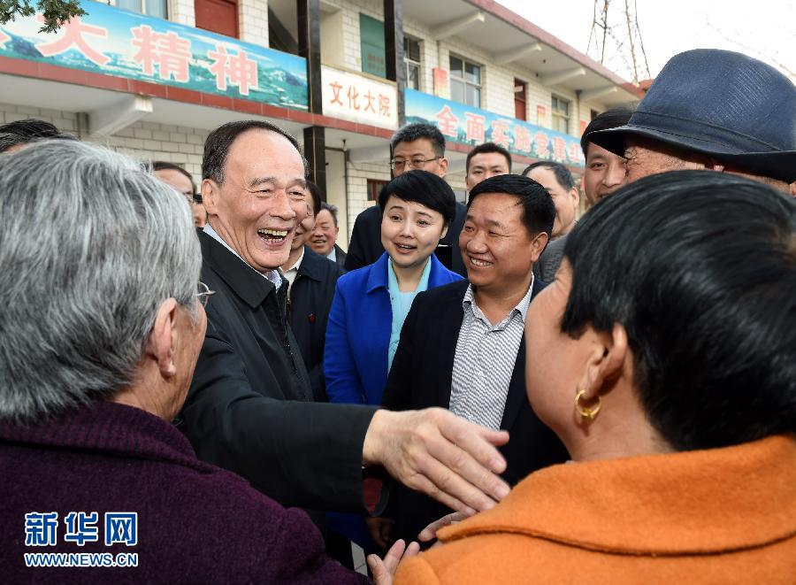 3月27日至28日，中共中央政治局常委、中央紀委書記王岐山到河南省調(diào)研，并主持召開座談會。這是3月27日王岐山在河南林州姚村鎮(zhèn)馮家口村同村民親切交談。 新華社記者 饒愛民 攝