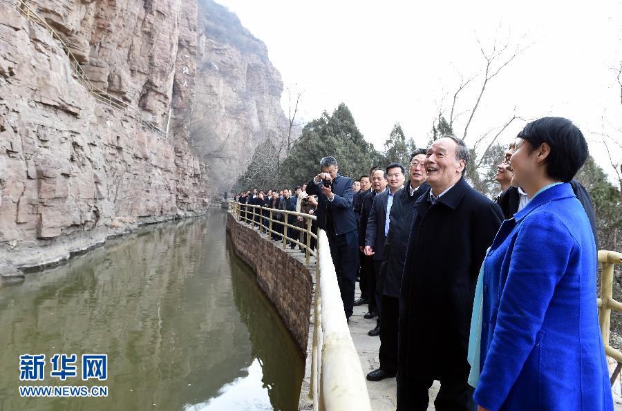 3月27日至28日，中共中央政治局常委、中央紀委書記王岐山到河南省調(diào)研，并主持召開座談會。這是3月27日王岐山專程來到林州紅旗渠紀念館，參觀青年洞。 新華社記者 饒愛民 攝