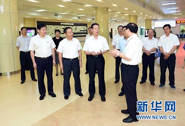 9月16日至18日，中共中央政治局常委、國(guó)務(wù)院副總理張高麗在廣西調(diào)研。這是9月17日，張高麗在南寧市公共資源交易中心對(duì)外服務(wù)大廳了解自治區(qū)簡(jiǎn)政放權(quán)有關(guān)工作。 新華社記者張鐸攝