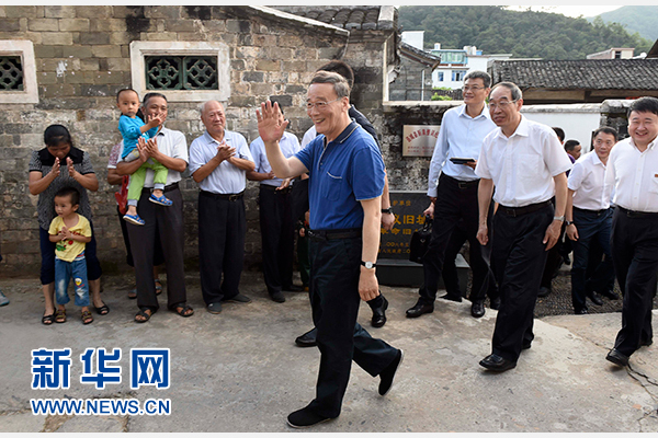9月24日至26日，中共中央政治局常委、中央紀委書記王岐山在福建調(diào)研。這是9月24日，王岐山在連城縣紅四軍革命舊址參觀時，向附近的村民揮手致意。新華社記者張鐸攝