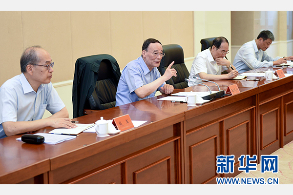 9月24日至26日，中共中央政治局常委、中央紀委書記王岐山在福建調(diào)研。這是9月25日，王岐山在上杭縣古田鎮(zhèn)主持召開座談會，聽取黨員和群眾代表對修訂廉政準則和黨紀處分條例的意見建議。新華社記者張鐸攝