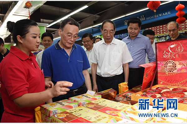 9月24日至26日，中共中央政治局常委、中央紀委書記王岐山在福建調(diào)研。這是9月24日，王岐山來到上杭縣古田鎮(zhèn)米蘭春天超市，調(diào)研“兩節(jié)”期間八項規(guī)定精神落實情況。新華社記者張鐸攝