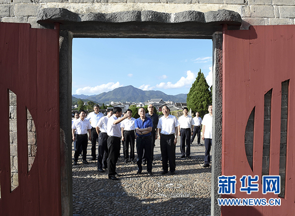 9月24日至26日，中共中央政治局常委、中央紀委書記王岐山在福建調(diào)研。這是9月24日，王岐山在上杭縣古田鎮(zhèn)參觀古田會議會址。新華社記者張鐸攝