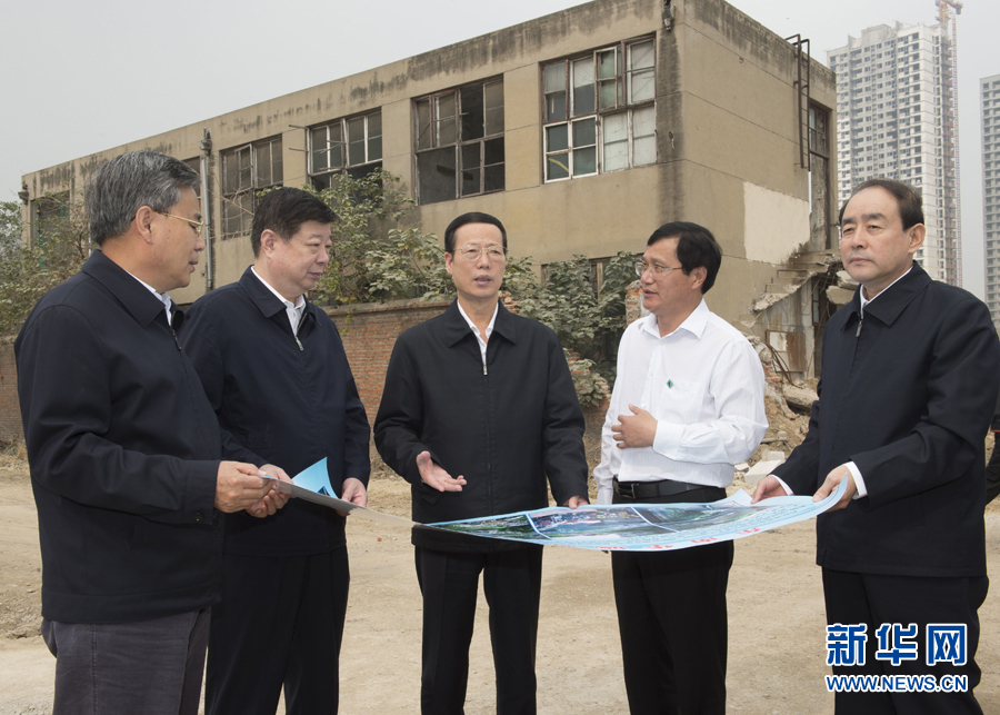 10月22日至23日，中共中央政治局常委、國務院副總理張高麗在山東調研扶貧工作情況。這是10月22日，張高麗就整體搬遷脫貧實地考察濟寧東南片區(qū)還遷安置區(qū)暨東南華城棚戶區(qū)改造項目。 新華社記者 王曄 攝