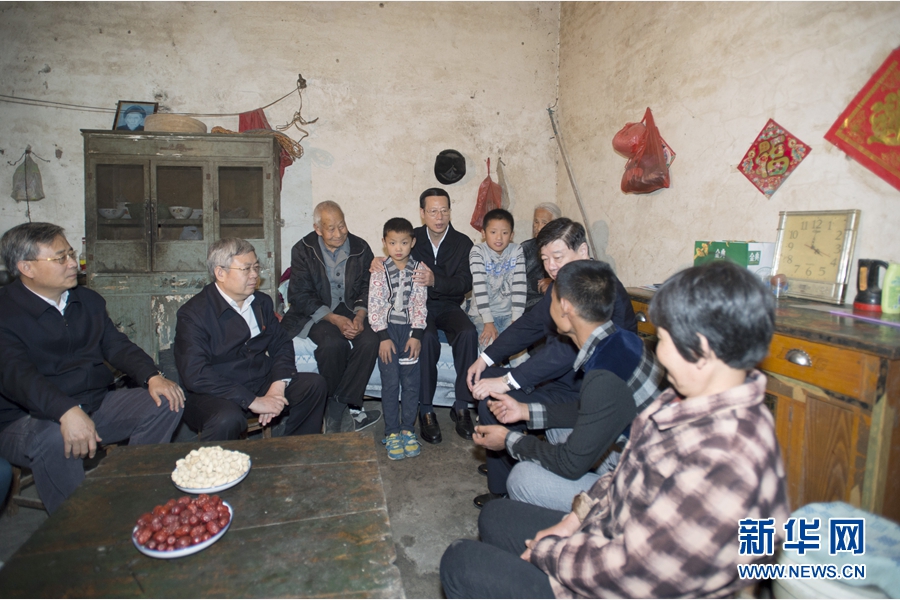 10月22日至23日，中共中央政治局常委、國務院副總理張高麗在山東調研扶貧工作情況。這是10月22日，張高麗在菏澤市巨野縣田莊鎮(zhèn)后屯村入戶看望生活困難村民。 新華社記者 王曄 攝