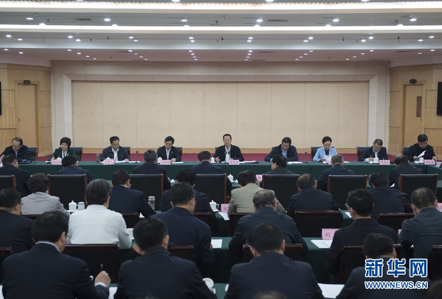 10月22日至23日，中共中央政治局常委、國務院副總理張高麗在山東調研扶貧工作情況。這是10月23日，張高麗在菏澤市主持召開扶貧工作座談會。 新華社記者 王曄 攝
