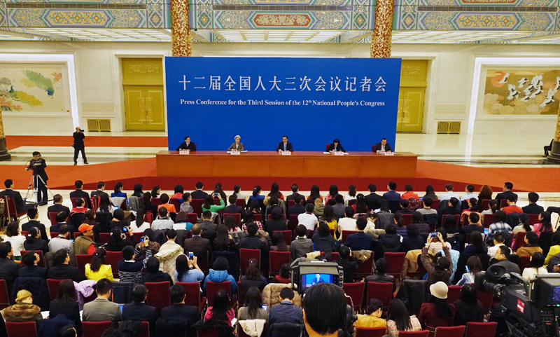 3月15日，國務院總理李克強在北京人民大會堂與中外記者見面，并回答記者提問。新華社記者 李賀 攝