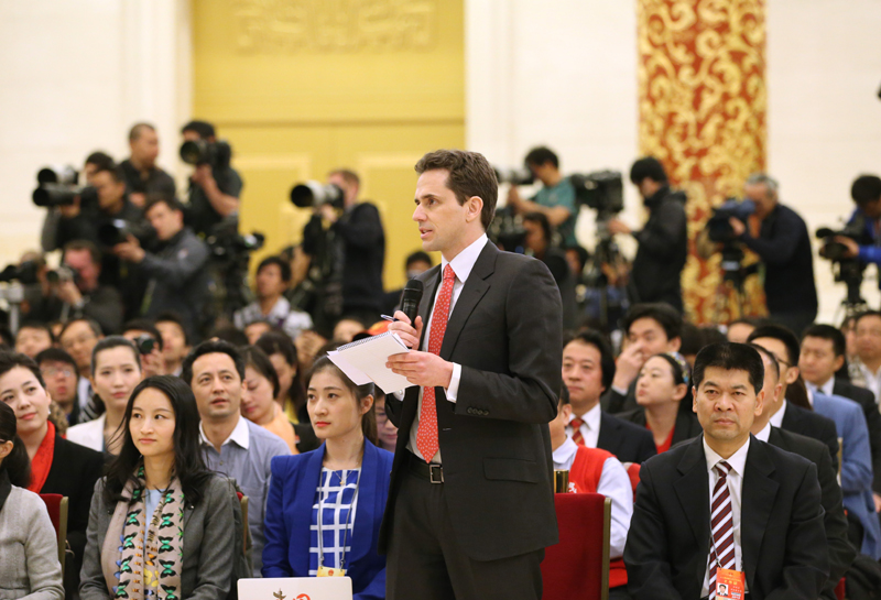 3月15日，國務院總理李克強在北京人民大會堂與中外記者見面，并回答記者提問。這是一位記者在提問。 新華社記者 劉衛(wèi)兵攝