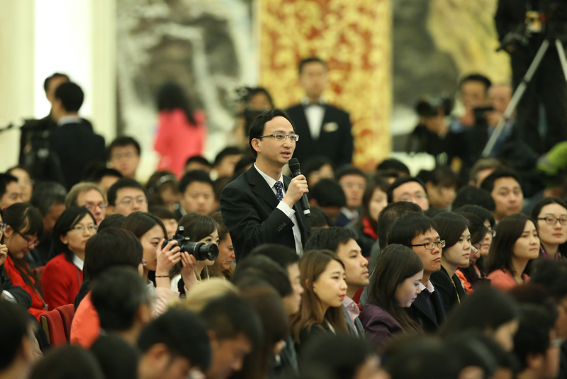 3月15日，國務院總理李克強在北京人民大會堂與中外記者見面，并回答記者提問。這是一位記者在提問。 新華社記者 龐興雷 攝