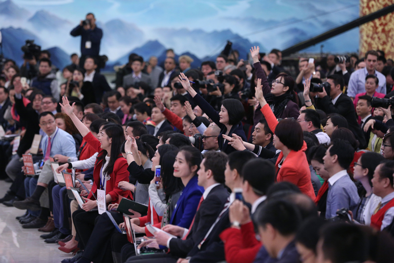 3月15日，國務院總理李克強在北京人民大會堂與中外記者見面，并回答記者提問。這是記者舉手爭取提問機會。 新華社記者 才揚 攝