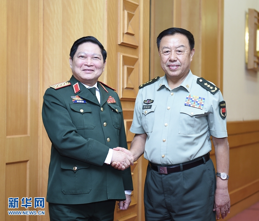 8月29日，中共中央政治局委員、中央軍委副主席范長龍?jiān)诒本?huì)見越南共產(chǎn)黨中央政治局委員、國防部長吳春歷。 新華社記者張領(lǐng)攝