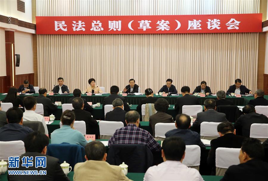 這是11月23日，張德江在成都主持召開座談會，11個?。▍^(qū)、市）人大常委會負(fù)責(zé)同志、部分全國人大代表、法律工作者及專家學(xué)者參加會議。新華社記者 劉衛(wèi)兵 攝 