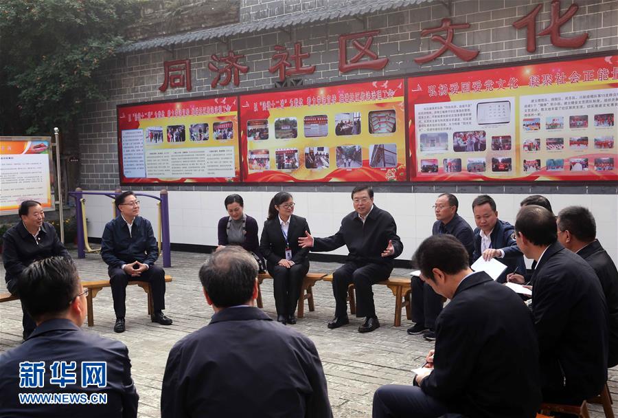 這是11月21日，張德江來到宜賓李莊鎮(zhèn)同濟(jì)社區(qū)，了解社區(qū)的工作情況。 新華社記者 劉衛(wèi)兵 攝 