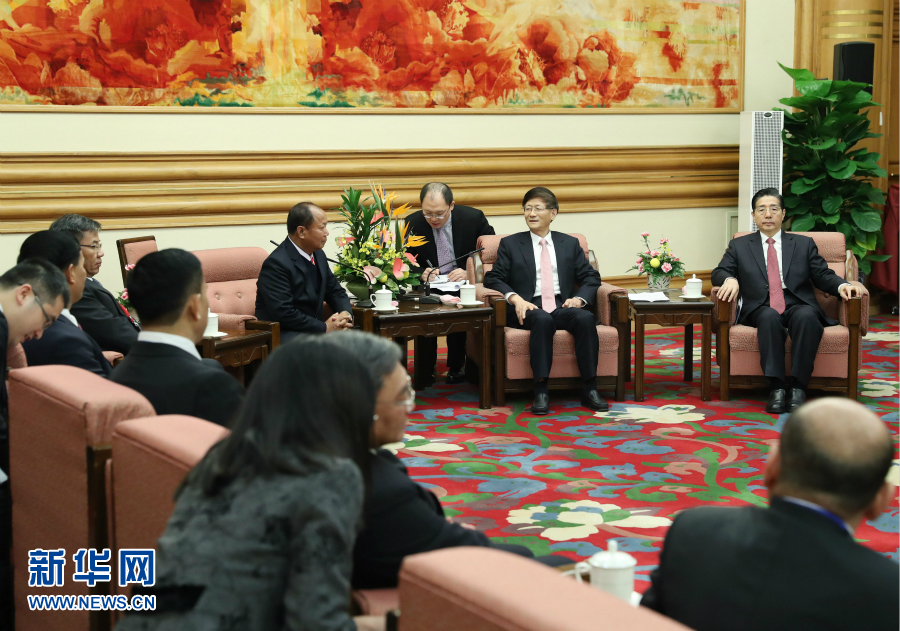 12月27日，中共中央政治局委員、中央政法委書記孟建柱在北京集體會(huì)見出席湄公河流域執(zhí)法安全合作機(jī)制成立五周年部長(zhǎng)級(jí)會(huì)議的各國(guó)代表團(tuán)團(tuán)長(zhǎng)。新華社記者 王曄 攝 