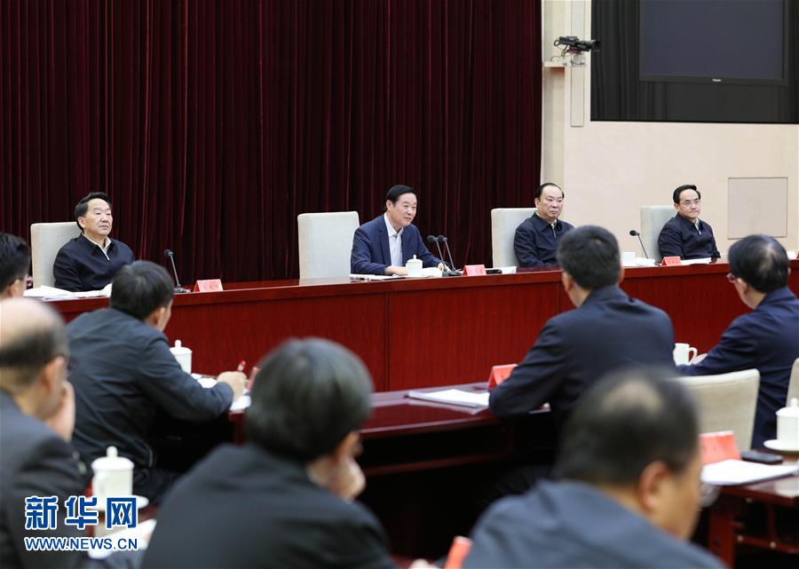  2月17日，在習(xí)近平總書記主持召開黨的新聞?shì)浾摴ぷ髯剷?huì)并發(fā)表重要講話一周年之際，中宣部在北京召開2017年新聞戰(zhàn)線“新春走基層”活動(dòng)座談會(huì)。中共中央政治局委員、中央書記處書記、中宣部部長(zhǎng)劉奇葆出席會(huì)議并講話。新華社記者 王曄 攝
