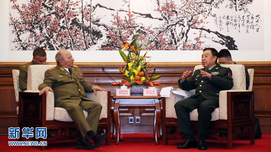 3月28日，中央軍委副主席范長龍在北京釣魚臺國賓館會見來華訪問的古巴革命武裝力量部部長萊奧波爾多·辛特拉。 新華社發(fā)（劉芳 攝） 