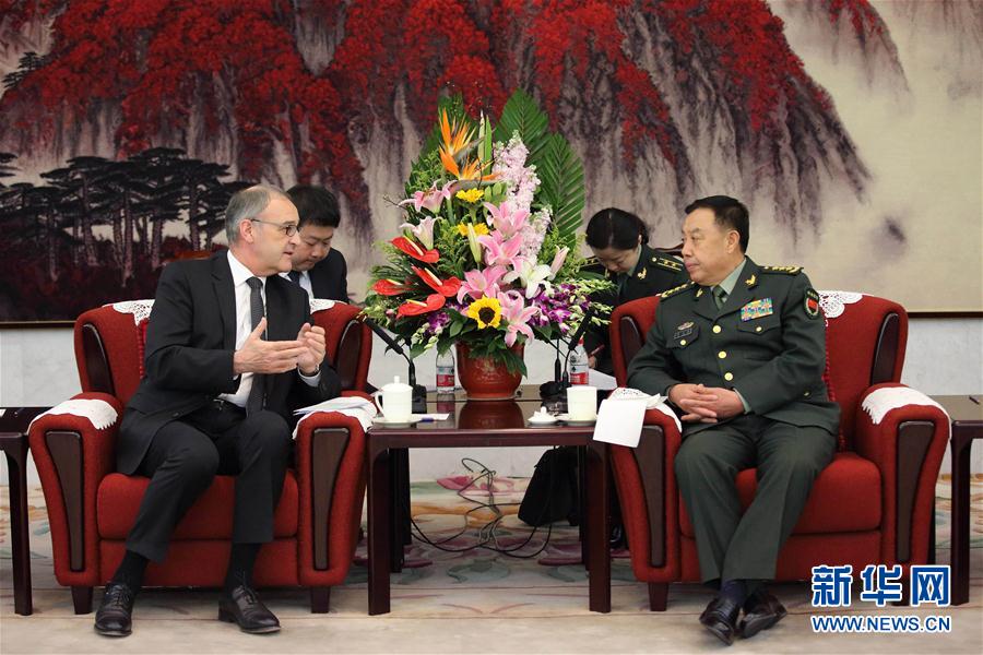 3月31日，中央軍委副主席范長(zhǎng)龍?jiān)诒本?huì)見(jiàn)來(lái)訪的瑞士國(guó)防、民防和體育部長(zhǎng)帕莫蘭。 新華社記者 劉芳 攝
