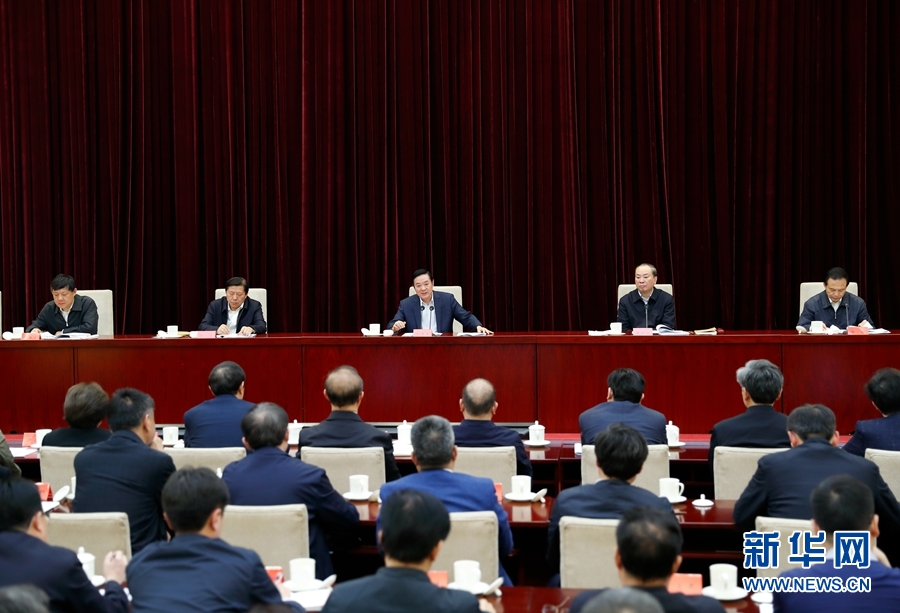4月13日，中央宣傳部、中央政法委在北京召開貫徹落實《關(guān)于進(jìn)一步把社會主義核心價值觀融入法治建設(shè)的指導(dǎo)意見》電視電話會議。中共中央政治局委員、中央書記處書記、中宣部部長劉奇葆出席會議并講話。新華社記者丁海濤攝