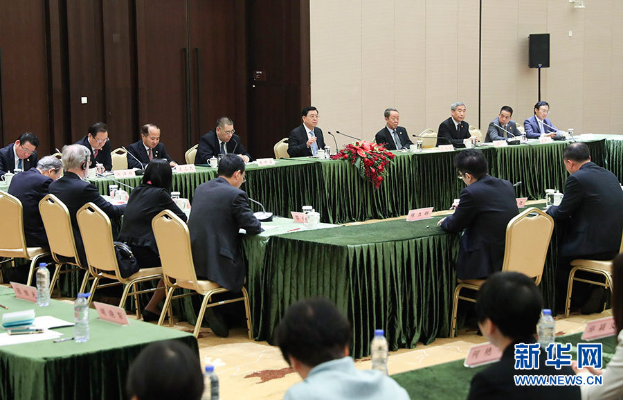 5月8日至10日，中共中央政治局常委、全國人大常委會委員長張德江視察澳門特別行政區(qū)。這是5月10日，張德江與教育工作者和學生代表座談。新華社記者 龐興雷 攝