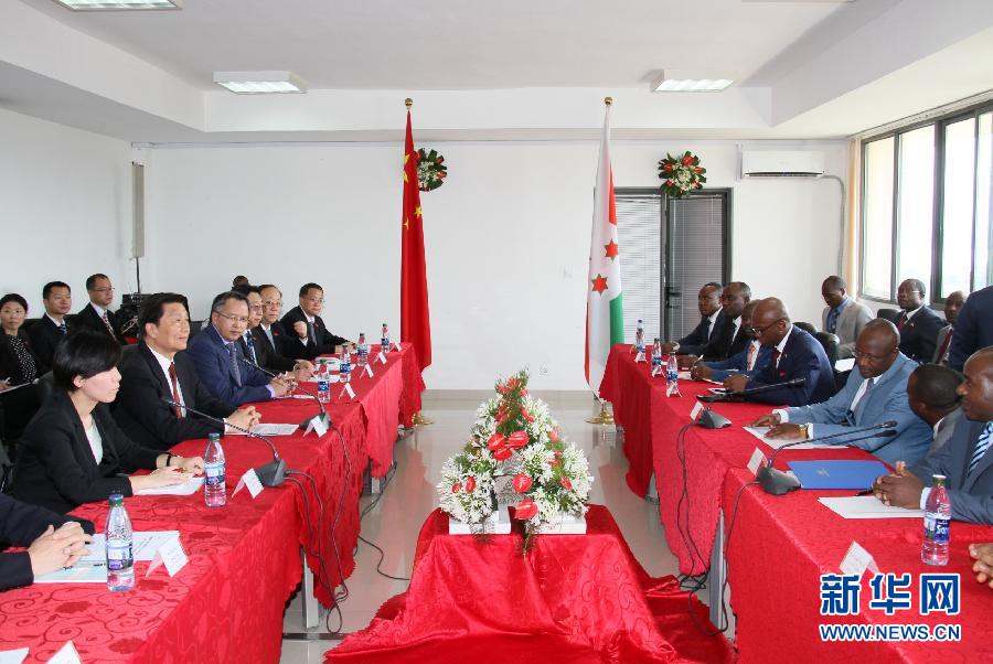 5月11日，中國國家副主席李源潮在布瓊布拉與布隆迪第一副總統(tǒng)辛迪姆沃和第二副總統(tǒng)布托雷舉行會談。 新華社記者呂天然攝 