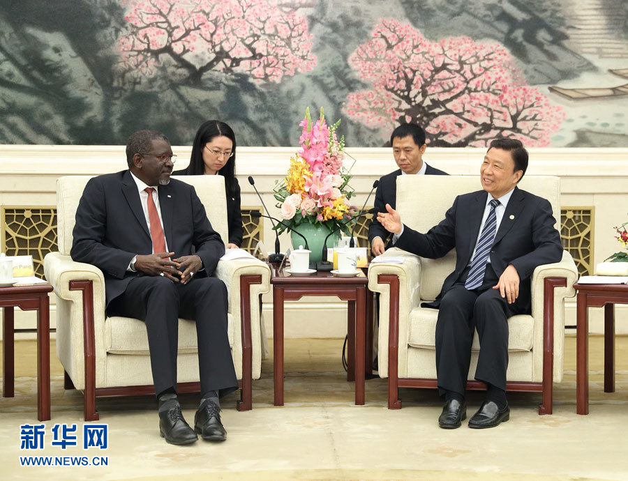 5月15日，國家副主席、中國紅十字會名譽會長李源潮在北京會見來華出席“一帶一路”國際合作高峰論壇的紅十字會與紅新月會國際聯(lián)合會秘書長阿西。新華社記者 王曄 攝