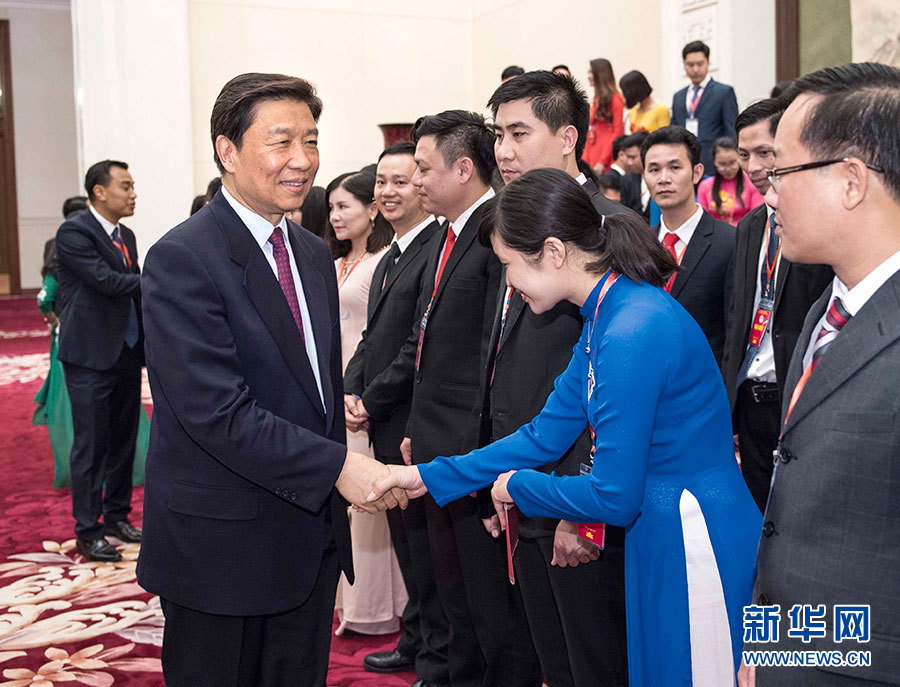 5月22日，中共中央政治局委員、國家副主席李源潮在北京會見越南胡志明共青團(tuán)中央書記處第一書記黎國鋒率領(lǐng)的越南青年代表團(tuán)。 新華社記者李濤 攝