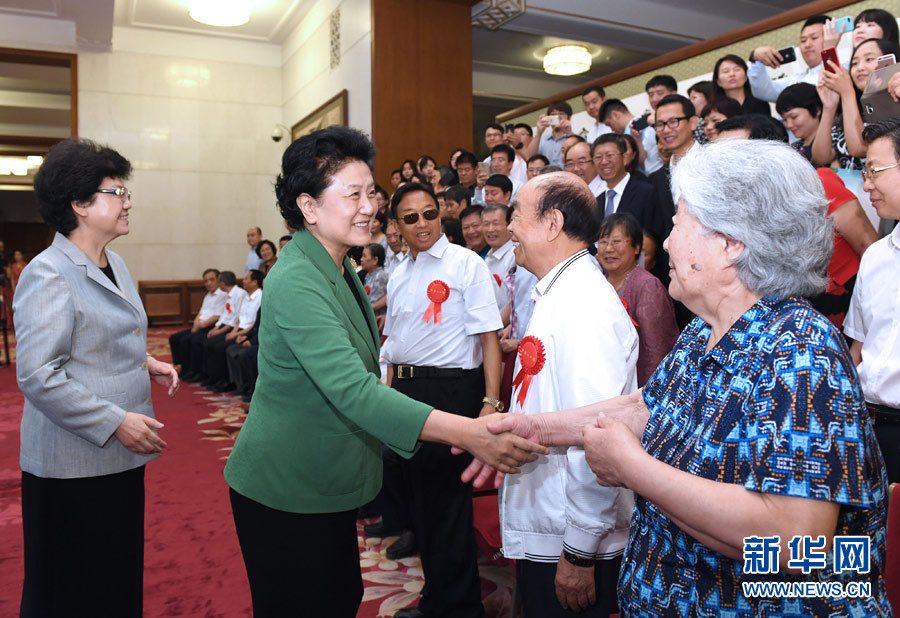 6月16日，中共中央政治局委員、國務(wù)院副總理劉延?xùn)|在北京看望出席中國人口福利基金會成立30周年座談會的歷屆“中華人口獎”獲獎?wù)叽?。新華社記者 饒愛民 攝