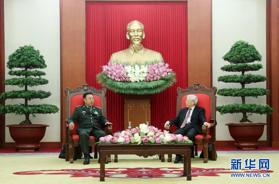 6月18日，在越南首都河內(nèi)，正在越南訪問的中央軍委副主席范長龍（左）會(huì)見越共中央總書記阮富仲。 新華社發(fā)（李曉偉攝） 