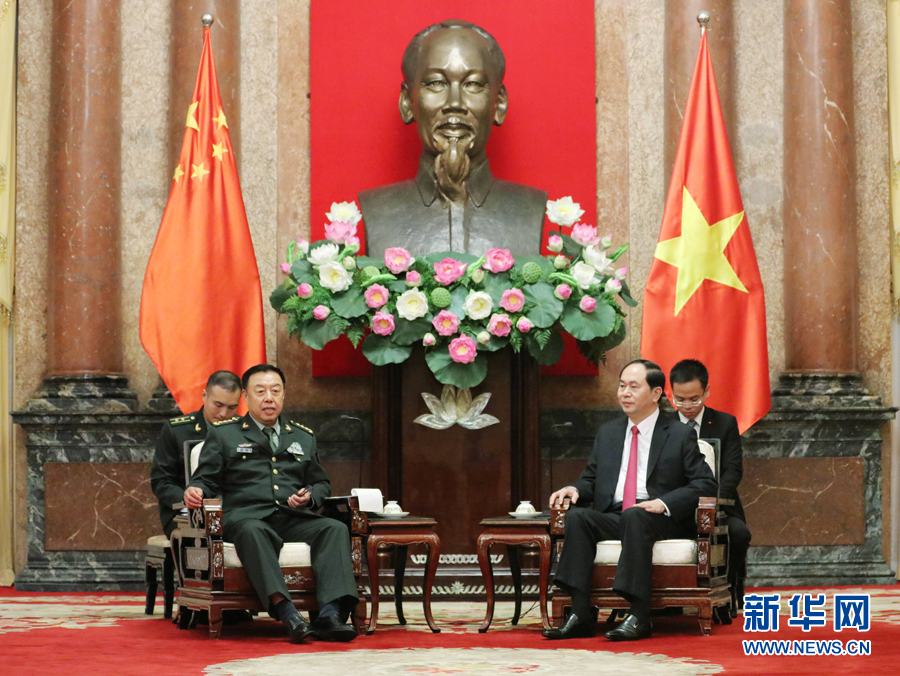 6月18日，在越南首都河內(nèi)，正在越南訪問的中央軍委副主席范長龍（左前）會(huì)見越南國家主席陳大光（右前）。 新華社發(fā)（李曉偉攝）