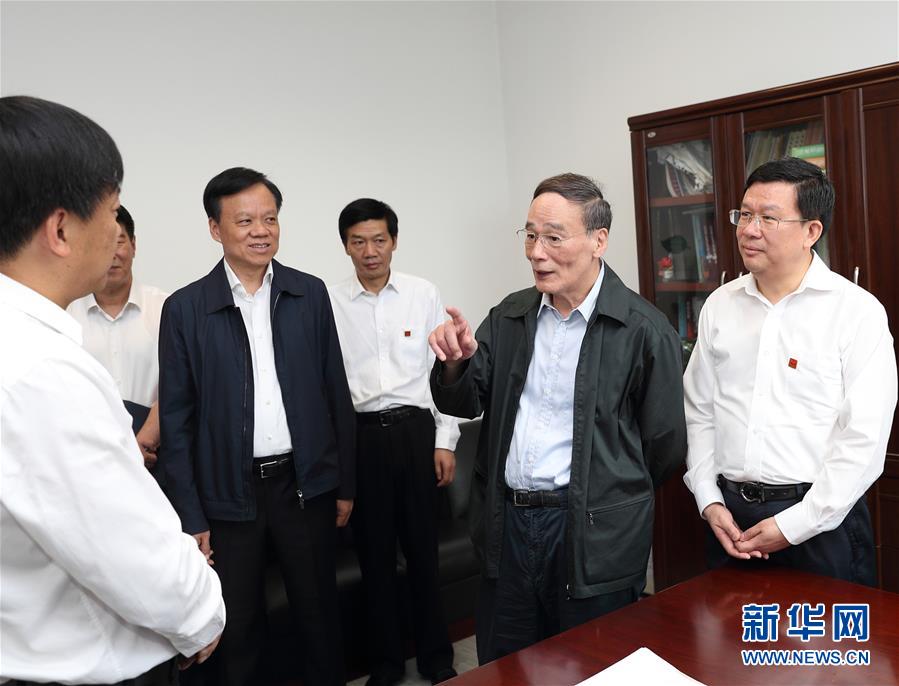 6月20日至22日，中共中央政治局常委、中央紀(jì)委書記王岐山在貴州省檢查紀(jì)檢監(jiān)察工作。這是6月21日，王岐山在省紀(jì)委與紀(jì)檢監(jiān)察干部親切交流。新華社記者 王曄 攝