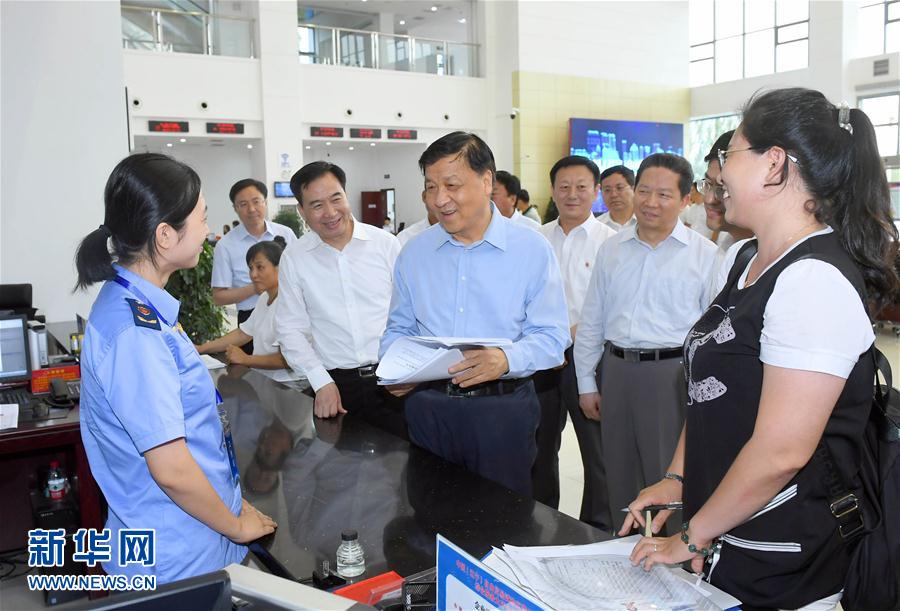 6月22日至24日，中共中央政治局常委、中央書記處書記劉云山在遼寧調(diào)研。這是6月22日，劉云山在中國(guó)（遼寧）自貿(mào)試驗(yàn)區(qū)營(yíng)口片區(qū)與干部群眾深入交流。新華社記者 張鐸 攝