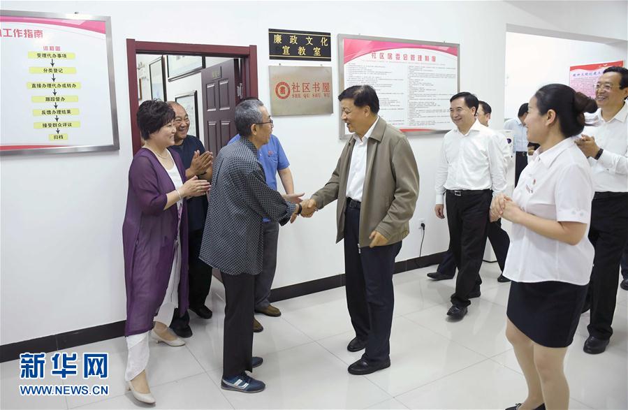 6月22日至24日，中共中央政治局常委、中央書記處書記劉云山在遼寧調(diào)研。這是6月23日，劉云山在錦州市西街社區(qū)與干部群眾深入交流。新華社記者 張鐸 攝
