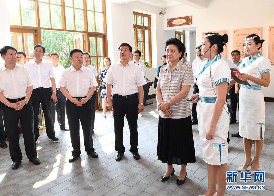 6月25日，全國民族團結進步創(chuàng)建經(jīng)驗交流現(xiàn)場會在內蒙古興安盟召開，中共中央政治局委員、國務院副總理劉延東出席會議并講話。在內蒙古期間，劉延東考察內蒙古人民代表會議舊址即“五一會址”，深入社區(qū)看望各族干部群眾。這是劉延東考察“五一會址”。新華社記者 陳曄華 攝