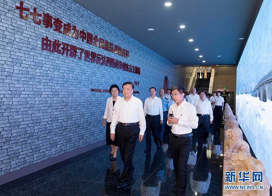 7月7日，紀念全民族抗戰(zhàn)爆發(fā)80周年儀式在中國人民抗日戰(zhàn)爭紀念館舉行。中共中央政治局常委、中央書記處書記劉云山出席儀式并講話。這是儀式后，劉云山參觀《全民抗戰(zhàn)偉大壯舉——紀念全民族抗戰(zhàn)爆發(fā)80周年專題展覽》。 新華社記者丁林攝