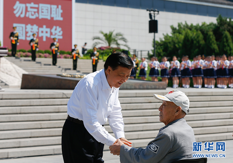 7月7日，紀念全民族抗戰(zhàn)爆發(fā)80周年儀式在中國人民抗日戰(zhàn)爭紀念館舉行。中共中央政治局常委、中央書記處書記劉云山出席儀式并講話。這是儀式開始前，劉云山與老八路代表握手。新華社記者崔新鈺攝