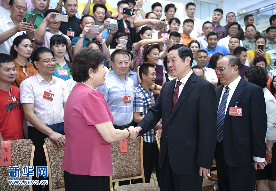 7月19日，中國曲藝家協(xié)會第八次全國代表大會在北京召開。中共中央政治局委員、中央書記處書記、中宣部部長劉奇葆出席開幕式并講話。這是開幕式前，劉奇葆接見與會代表。新華社記者 張領 攝