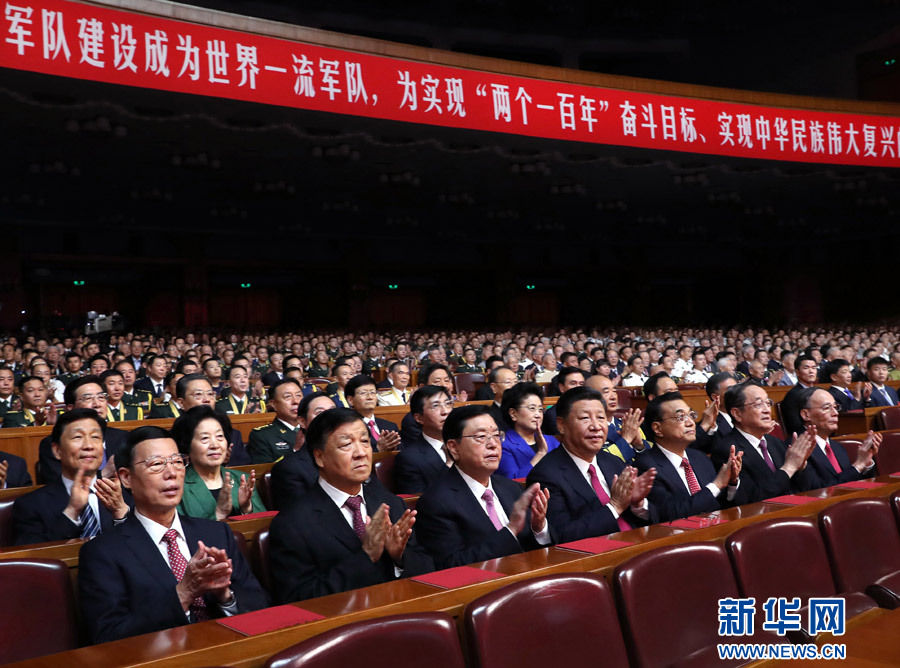 7月28日，慶祝中國人民解放軍建軍90周年文藝晚會《在黨的旗幟下》在北京人民大會堂舉行。中共中央總書記、國家主席、中央軍委主席習近平和李克強、張德江、俞正聲、劉云山、王岐山、張高麗等黨和國家領(lǐng)導(dǎo)人，與首都3000多名各界群眾一起觀看演出。新華社記者 馬占成 攝
