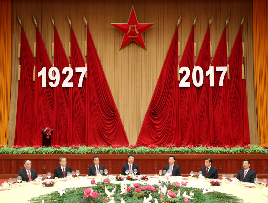 7月31日，中華人民共和國國防部在北京人民大會堂舉行盛大招待會，熱烈慶祝中國人民解放軍建軍90周年。中共中央總書記、國家主席、中央軍委主席習(xí)近平和李克強、張德江、俞正聲、劉云山、王岐山、張高麗等黨和國家領(lǐng)導(dǎo)人出席招待會。新華社記者 鞠鵬 攝