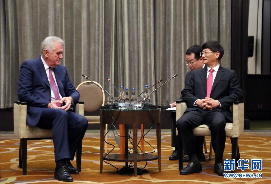 9月11日，在塞爾維亞首都貝爾格萊德，習近平主席特使、中共中央政治局委員、中央政法委書記孟建柱（右）會見塞爾維亞前總統(tǒng)尼科利奇（左）。新華社記者王慧娟攝
