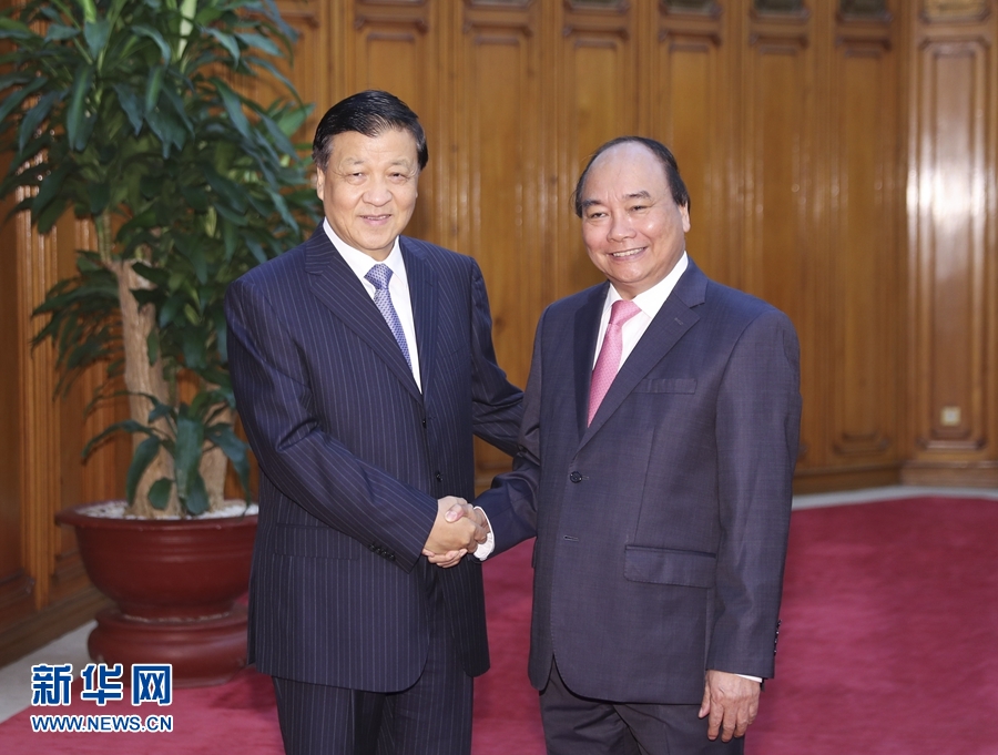 應越南共產(chǎn)黨邀請，中共中央政治局常委、中央書記處書記劉云山9月18日至19日對越南進行正式訪問。這是9月19日，劉云山在河內(nèi)會見越南總理阮春福。 新華社記者 丁林 攝