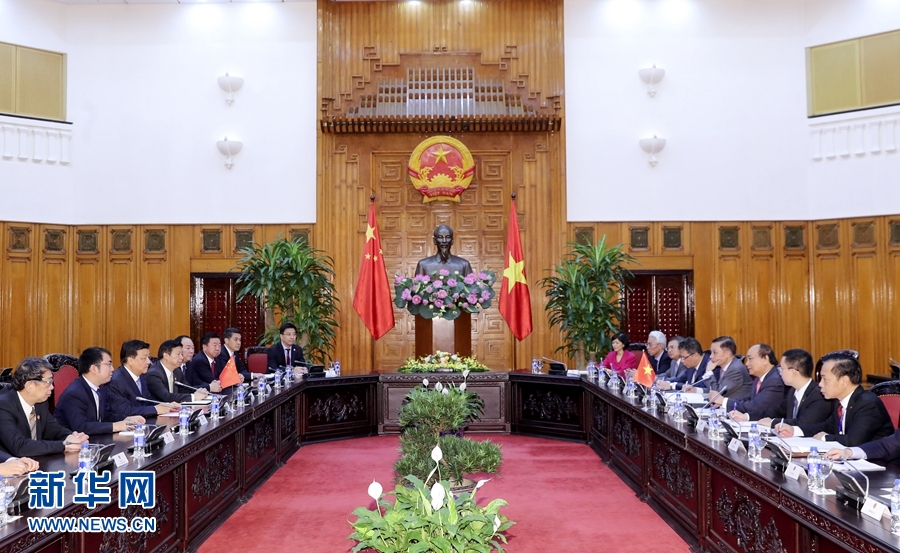 應越南共產(chǎn)黨邀請，中共中央政治局常委、中央書記處書記劉云山9月18日至19日對越南進行正式訪問。這是9月19日，劉云山在河內(nèi)會見越南總理阮春福。 新華社記者 丁林 攝